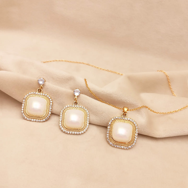 Shiny White Pearl Necklace Set 0657